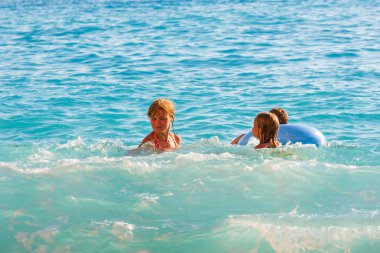 Aile (iki çocuk annesi) var su bazlı rekreasyon beyaz egremni beach (İyon Denizi, lefkada, Yunanistan)