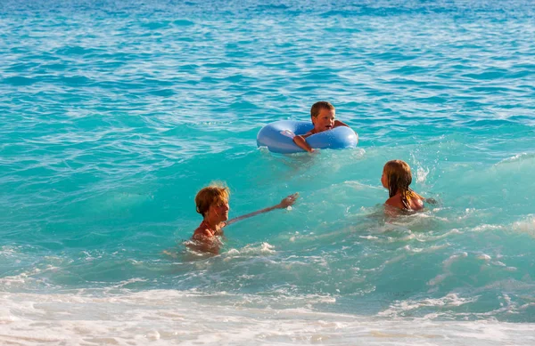 Familia Madre Con Dos Hijos Tienen Recreación Base Agua Playa —  Fotos de Stock