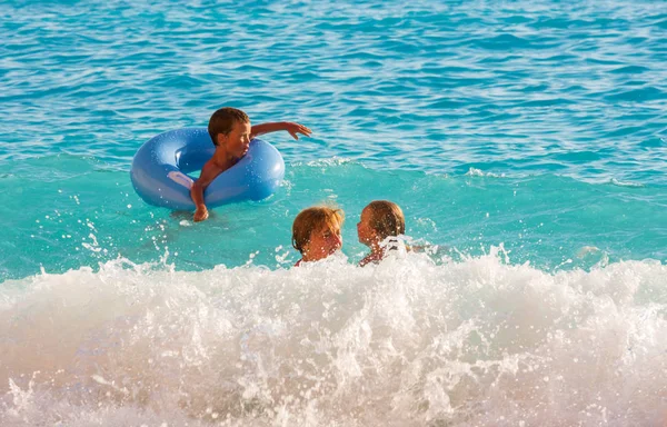 Aile Iki Çocuk Annesi Var Bazlı Rekreasyon Beyaz Egremni Beach — Stok fotoğraf