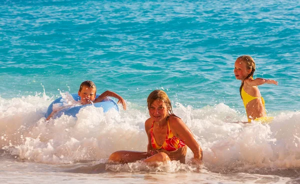 Família Mãe Com Dois Filhos Têm Recreação Base Água Praia — Fotografia de Stock