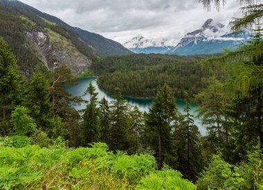 Blindsee yaz manzara. Bulutlu gün. Fernpass, Avusturya, Zugspitze Dağı ardında.