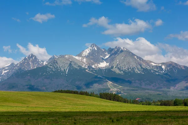 Hoge Tatra Voorjaar Weergave Met Sneeuw Berghelling Groene Graslanden Slowakije — Stockfoto