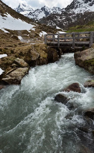 前往考纳塔尔 格列舍 奥地利 蒂罗尔 的夏季阿尔卑斯山溪水 — 图库照片