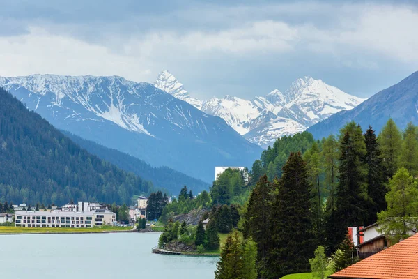 ダボス湖 町郊外まで スイス連邦共和国の雪と山と夏の国の風景 — ストック写真