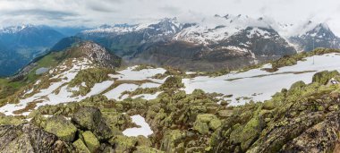 Sonbahar yaz bulutlu alp dağ Vadisi ve Bettmeralp köyü görünümünden büyük Aletsch Buzulu ve buz (Bettmerhorn, İsviçre)