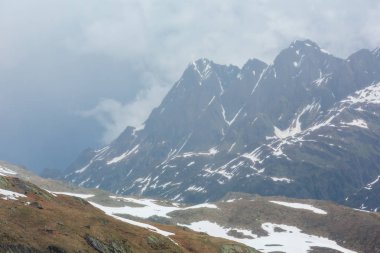 Passo del San Gottardo ya da St. Gotthard Pass (İsviçre) yaz puslu görünümden. Yağmurlu hava.