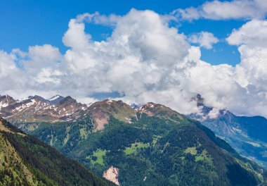 Alp dağ Passo del San Gottardo ya da St. Gotthard Pass yaz peyzaj (İsviçre).