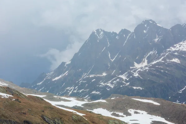 パッソ San Gottardo または Gotthard のパス スイス から夏霧の眺め 雨の天気 — ストック写真