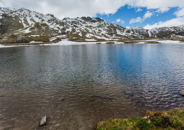 春のアルプス山湖 Lago デッラ ピアッツァ スイス連邦共和国 パッソ サンゴタールド — ストック写真