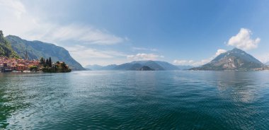 como Gölü (İtalya) yaz sahil puslu görünümünden gemi.