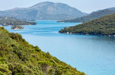 Puslu yaz Adriyatik Denizi kıyısında kalan, Hırvatistan Adaları ile