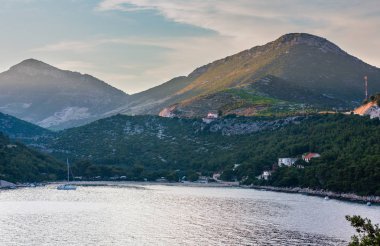 Akşam yaz kıyı şeridi göster ile plaj (Ston, Peljesac Yarımadası, Hırvatistan).