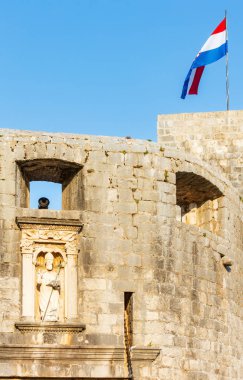 Kule closeup silahla ve ulusal bayrak, dubrovnik, Hırvatistan.