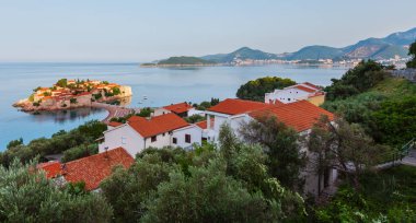 Sveti Stefan deniz adacık pembe plaj (Karadağ, Budva yakınındaki ile sabah görünümünü)