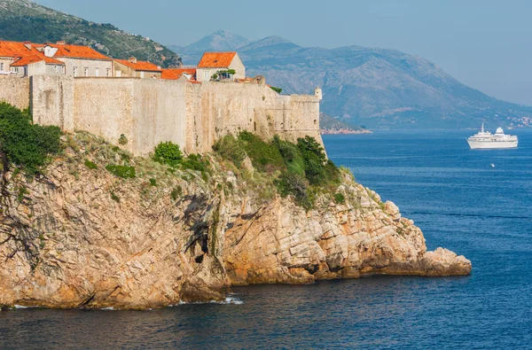 Muren Van Beroemde Dubrovnik Oude Stad Kroatië Witte Schip — Stockfoto