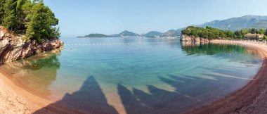 Pembe kumlu Milocher Beach (Karadağ, Budva yakınındaki görünümünü).