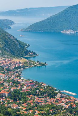 Körfezi kotor yaz puslu manzarayı ve kotor şehir kenarı (Karadağ)