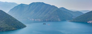 Körfezi kotor yaz puslu manzarayı ve kotor şehir kenarı (Karadağ)