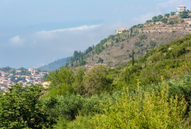 Puslu yaz engebeli sahil panorama (Yunanistan, Lefkada). Manzarayı.