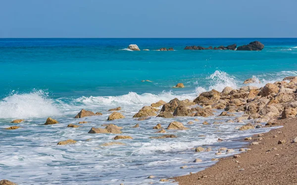 美しい夏レフカダ島海岸石のビーチ ギリシャ イオニア海 — ストック写真