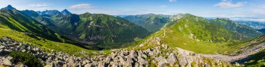 Tatra Mountain (Polonya) view Kasprowy Wierch aralığından. Sabah yaz panorama.
