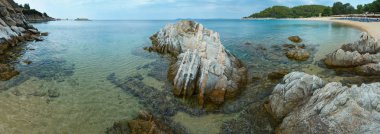Ege Denizi sahil peyzaj (Tristinika beach, Halkidiki, Sithonia, Yunanistan) yaz. Tanınmayan insanlar.