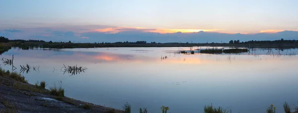 Tramonto Estate Paesaggio Lacustre Con Riflesso Del Sole Sulla Superficie — Foto Stock