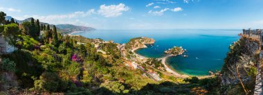 Güzel Taormina panoramik manzarası (Taormina 'ya Merdivenler), Sicilya, İtalya. Sahili, sahili ve adası Isola Bella olan Sicilya deniz manzarası. İnsanlar tanınmaz halde..
