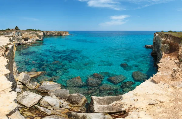 Uçurumlar Kayalık Kemer Yığında Faraglioni Torre Sant Andrea Güzel Deniz — Stok fotoğraf