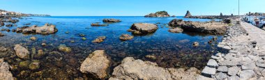 Dev sahil ve Cyclops Aci Trezza kenti (İtalya, Sicilya, 10 km kuzeyinde Catania) Adaları Lachea Adası. Isoles Dei Ciclopi Faraglioni bilinir. İnsanlar tanınmaz.