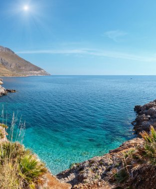 Cennet güneşli deniz masmavi su ve plaj ile Körfez kıyı şeridi iz Zingaro tabiatı Park, San Vito arasında lo Capo ve görüntüleme Scopello, Trapani eyaletinde, Sicilya, İtalya