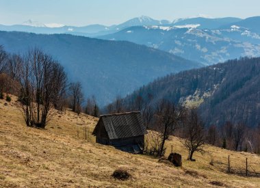 Erken bahar Ukrayna Karpat Dağları yatay, karla kaplı ridge üstleri, Plato.