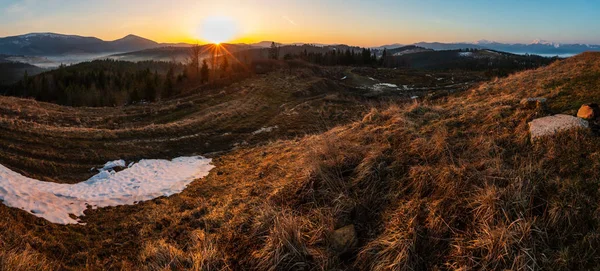 Tidig Morgon Våren Karpatiska Berg Platå Landskap Med Snötäckta Bergstoppar — Stockfoto