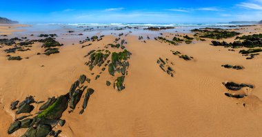 Kaya oluşumları kum plajındaki (Algarve, Costa Vicentina, Portekiz).