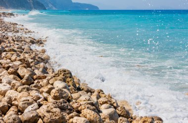 Güzel yaz Lefkada sahil taşlı beach, Yunanistan, İyon Denizi