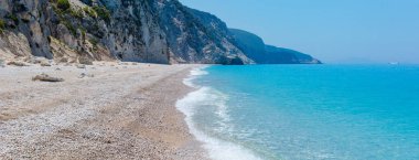 Güzel yaz beyaz Egremni kumsalda Ionian Sea panorama (Lefkada, Yunanistan).