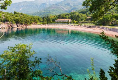 Pembe kumlu Milocher Beach (Karadağ, Budva yakınındaki görünümünü)