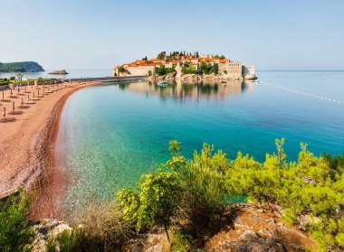 Sveti Stefan deniz adacık pembe kumlu Milocer Beach (Karadağ, Budva yakınındaki ile görünümünü)