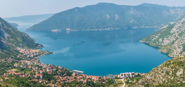 Körfezi kotor yaz puslu manzarayı ve kotor şehir kenarı (Karadağ). 