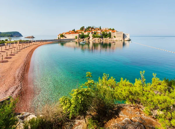 Kilátás Nyílik Sveti Stefan Tenger Előtt Rózsaszín Homokos Milocer Strandjától — Stock Fotó