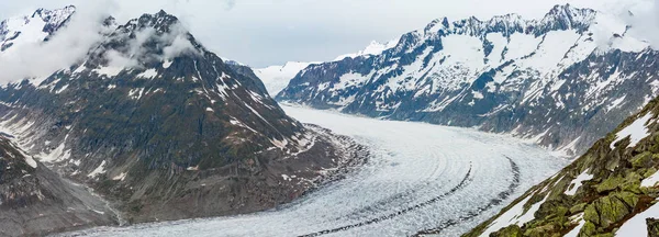 偉大なアレッチ氷河と氷の落ちる夏曇りパノラマ Bettmerhorn スイス アルプスの山々 — ストック写真