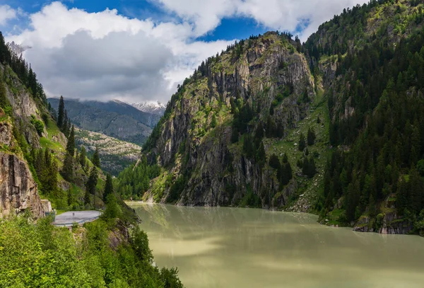 Sommar Alperna Berglandskap Med Grumligt Vattenreservoar Sjön Och Branta Bergssluttningar — Stockfoto