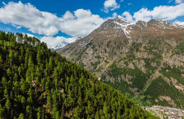 夏季马特霍恩山景 阿尔卑斯 采尔马特郊区 — 图库照片