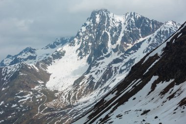 Haziran görünümünden uçurumun ve bulutlar üzerinde Karlesjoch alp dağ (Avusturya-İtalya sınırındaki Kaunertal Gletscher yakınındaki 3108 m).