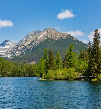 Strbske Pleso dağ gölü bahar bakış, Slovakya