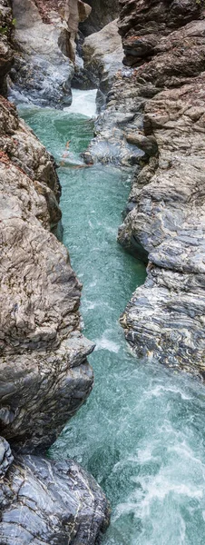 夏季使用的流和瀑布在奥地利列支敦士登峡谷峡谷 — 图库照片