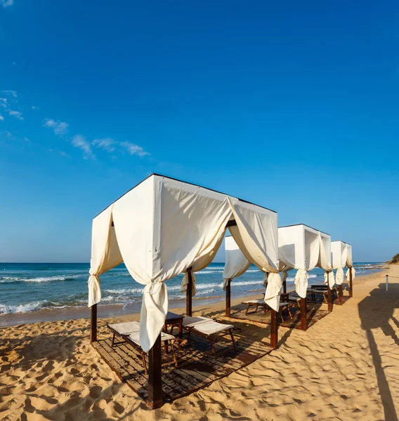 海滩帐篷在早晨天堂白色沙滩上 意大利阿普利亚最美丽的海沙滩 — 图库照片