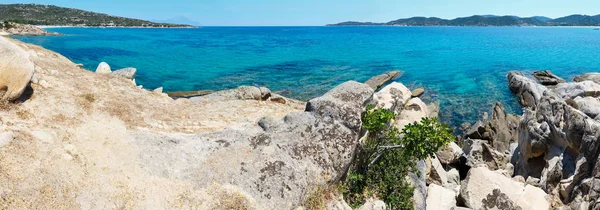 Paesaggio Marino Estivo Con Acqua Trasparente Acquamarina Vista Dalla Riva — Foto Stock