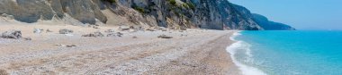 Güzel yaz beyaz Egremni kumsalda Ionian Sea panorama (Lefkada, Yunanistan).
