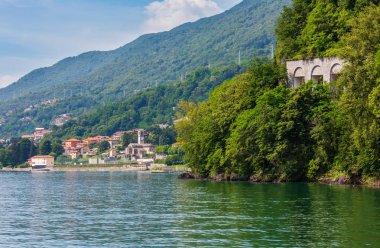 Como Gölü'nün yaz shore görüntülemek gemi kurulu, İtalya